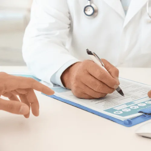 ¿Qué especialista trata la hiperplasia prostática?